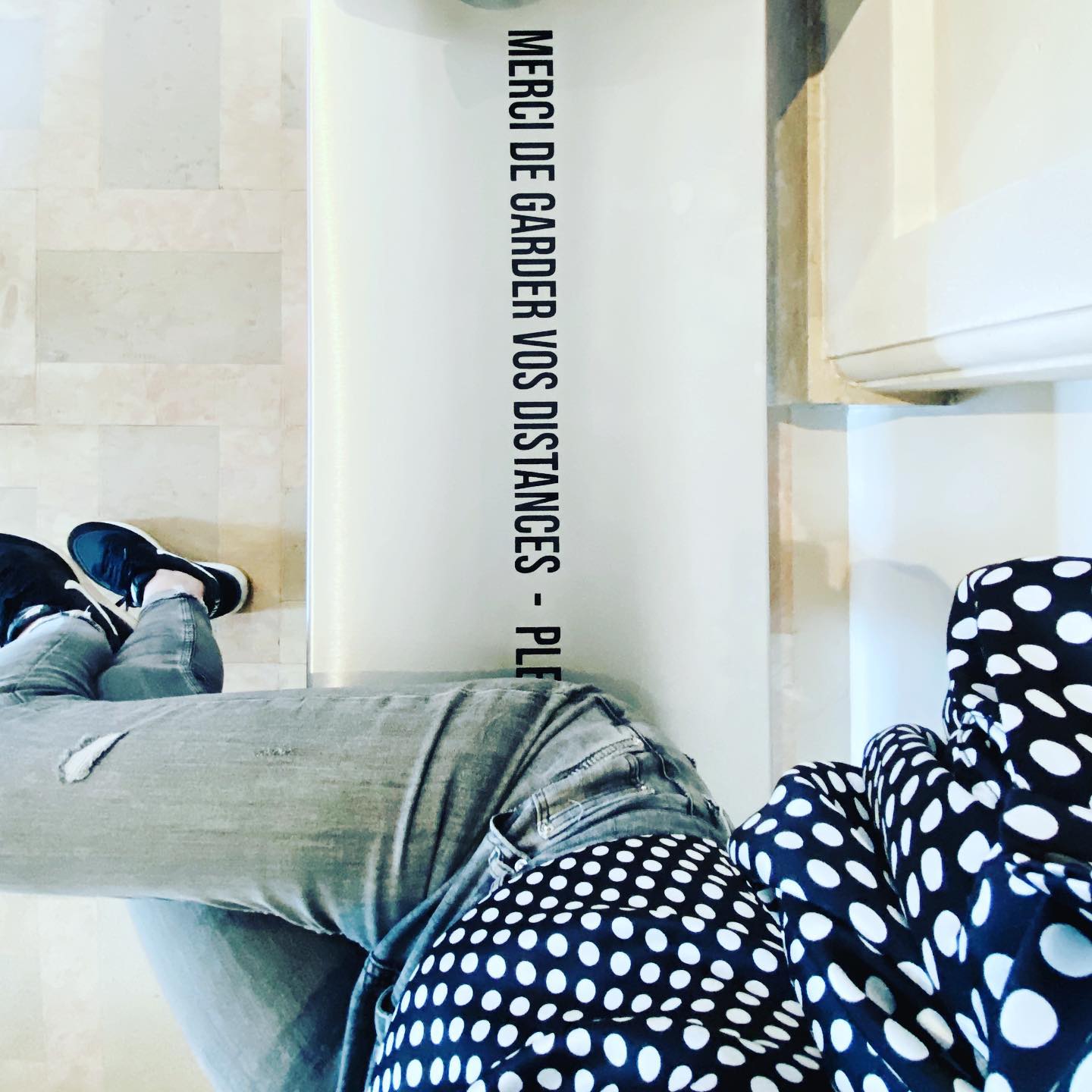 Dans l’air du temps-#distance #banc #words #gestesbarrières #inside #dots #blackandwhite #fashion