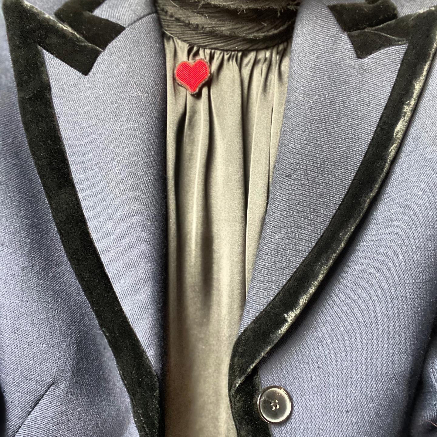 Matières et détails.#fallfashion #mode #automne #matiere #velours #soie #blue #black #sandro #maconetlesquoy